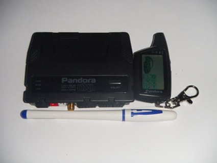 Фото Pandora DXL3700: основной блок и брелок в сравнении с обычной ручкой